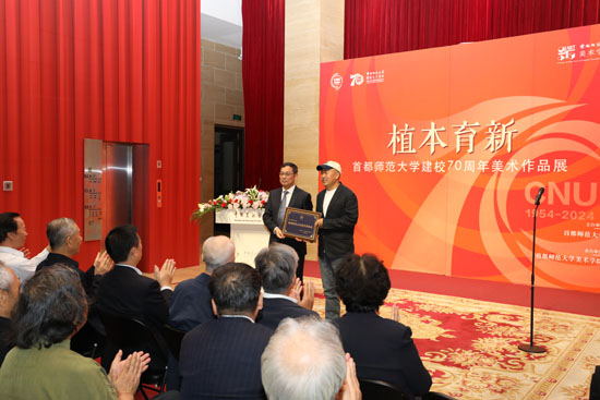 06德赢ac米兰官方合作vwin校长方复全为白海宁先生颁发“教育贡献奖”.jpg